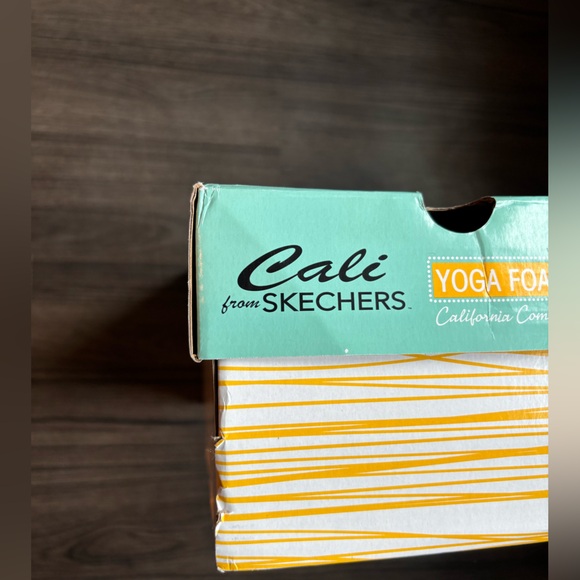 Cali yoga Skechers White and Black Sandals with Crystal Embellishments sz 8 - Picture 8 of 8